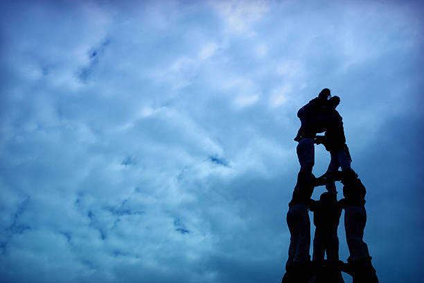 silhouette der castle - castellers stock-fotos und bilder