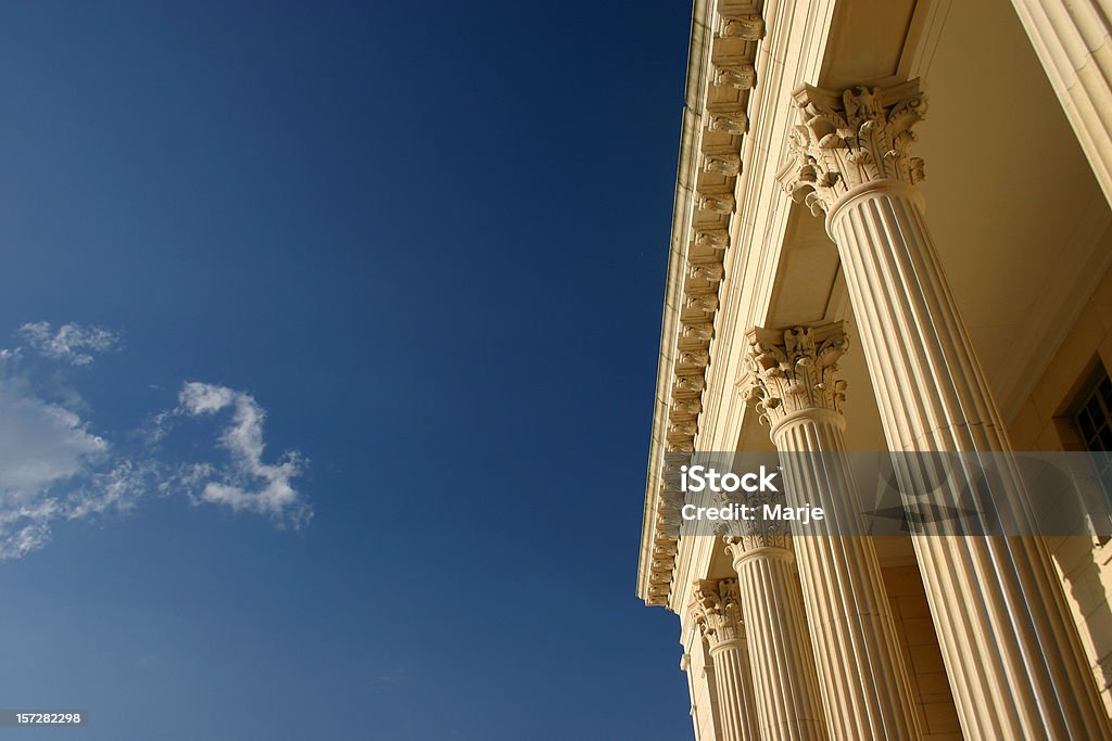 Colunas de ouro e azul céu - Royalty-free Palácio de Justiça Foto de stock