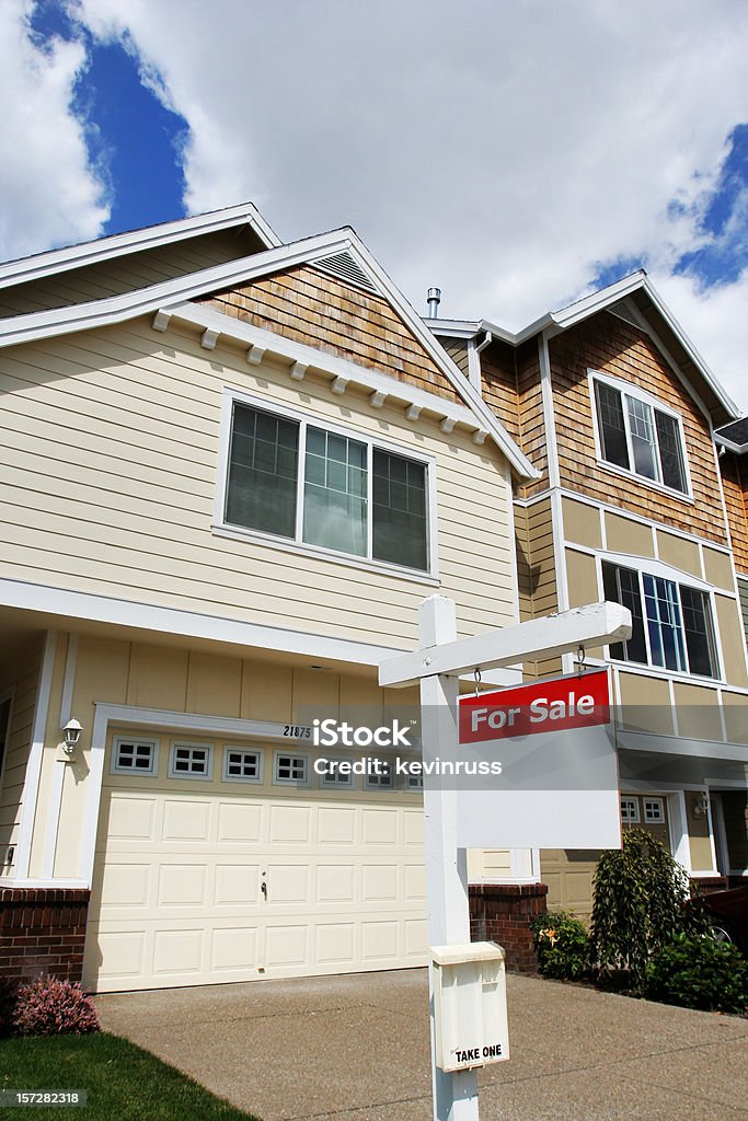 Nova casa para venda com Sinal - Royalty-free Amarelo Foto de stock