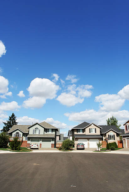 Nuova casa con bel cielo e nuvole - foto stock