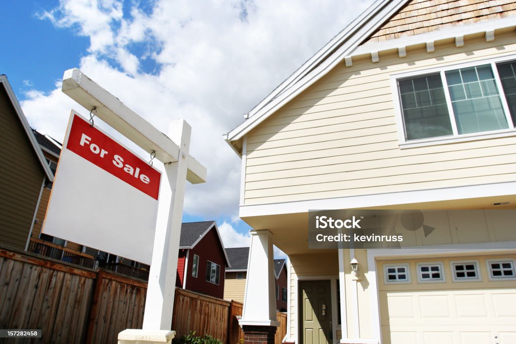 Haus zum Verkauf mit roten Schild - Lizenzfrei Architektur Stock-Foto