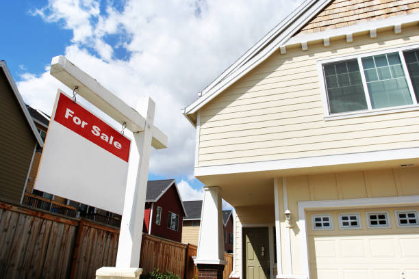 casa para venda com sinal vermelho - realator imagens e fotografias de stock