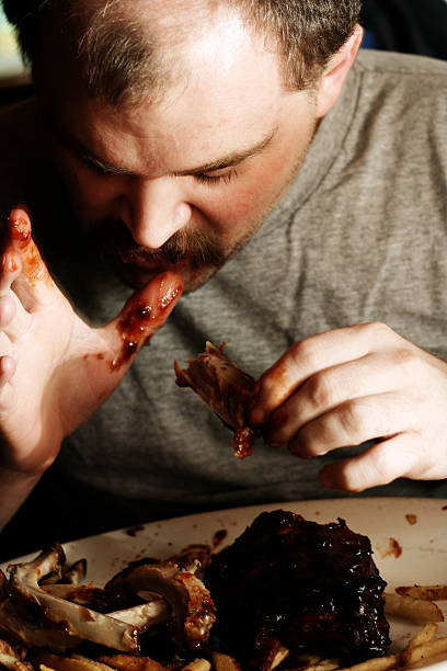 젊은 남자 식사 지저분한 립 - finger licking 뉴스 사진 이미지