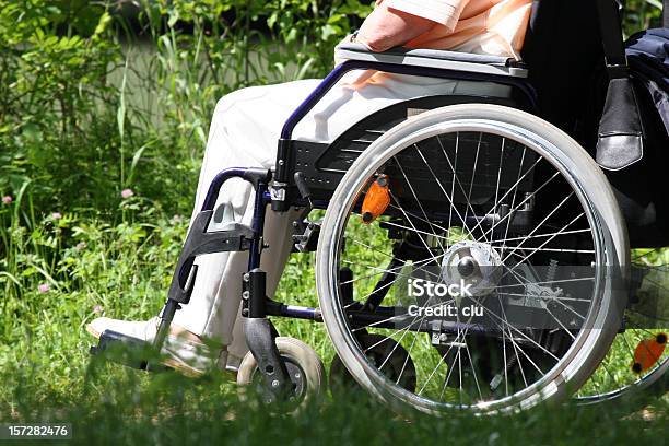 Photo libre de droit de Fauteuil Roulant Gros Plan Avec Femme Senior banque d'images et plus d'images libres de droit de Cercle - Cercle, Adulte, Au bord de