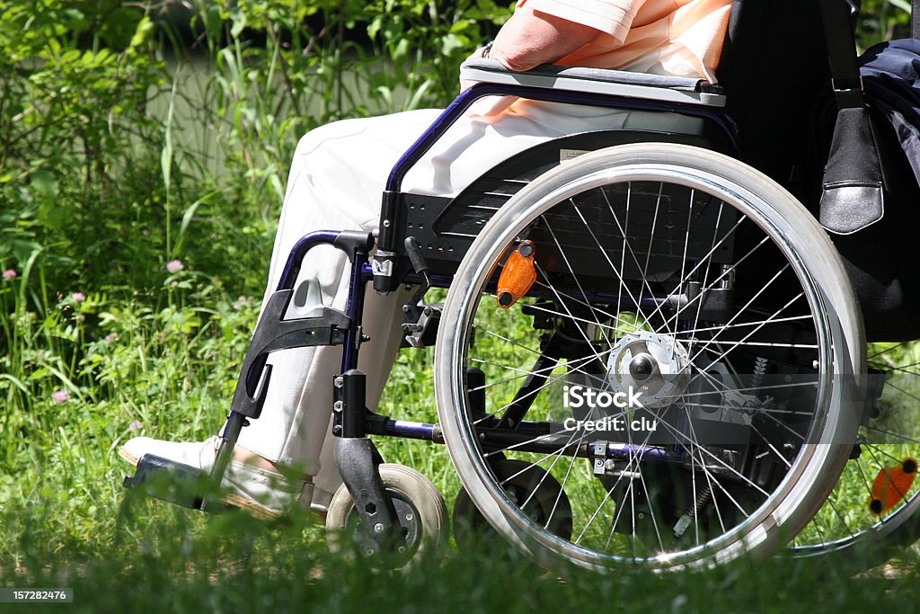 Sedia a rotelle Primo piano di donna anziana - Foto stock royalty-free di Cerchio