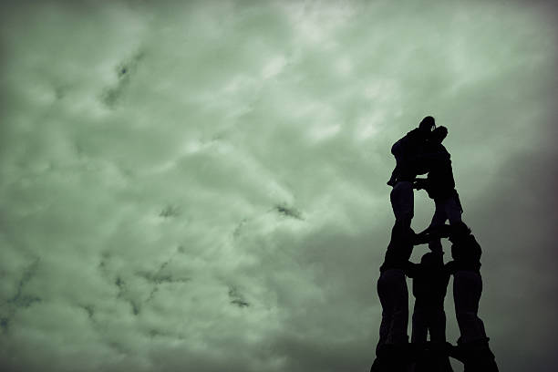 escalada para as nuvens - castellers - fotografias e filmes do acervo