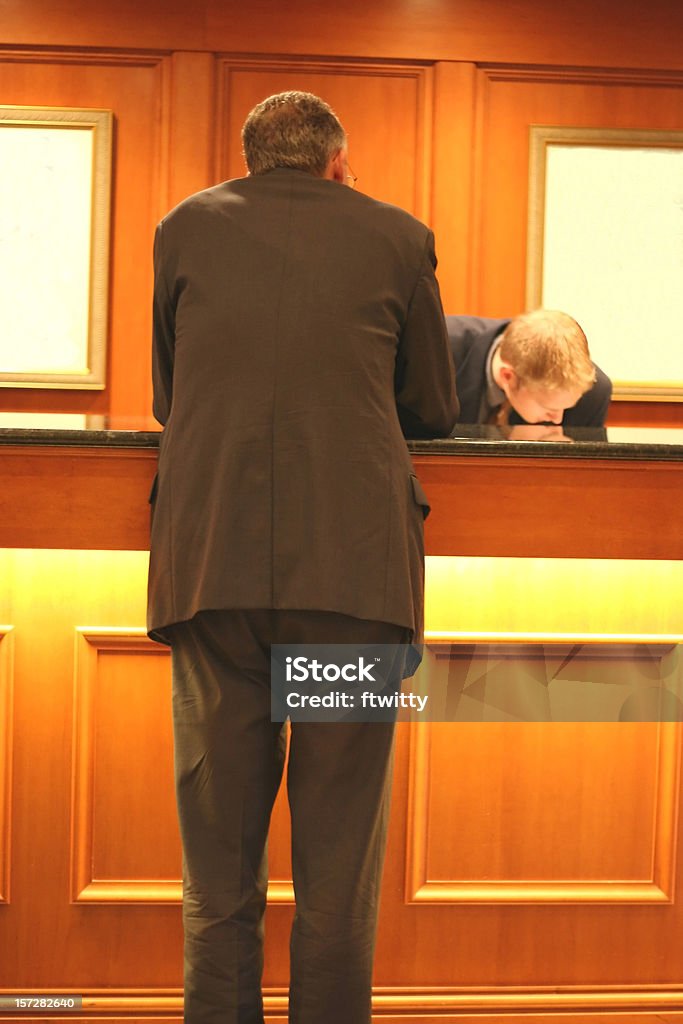 Empresário fazendo check-In - Foto de stock de Adulto royalty-free
