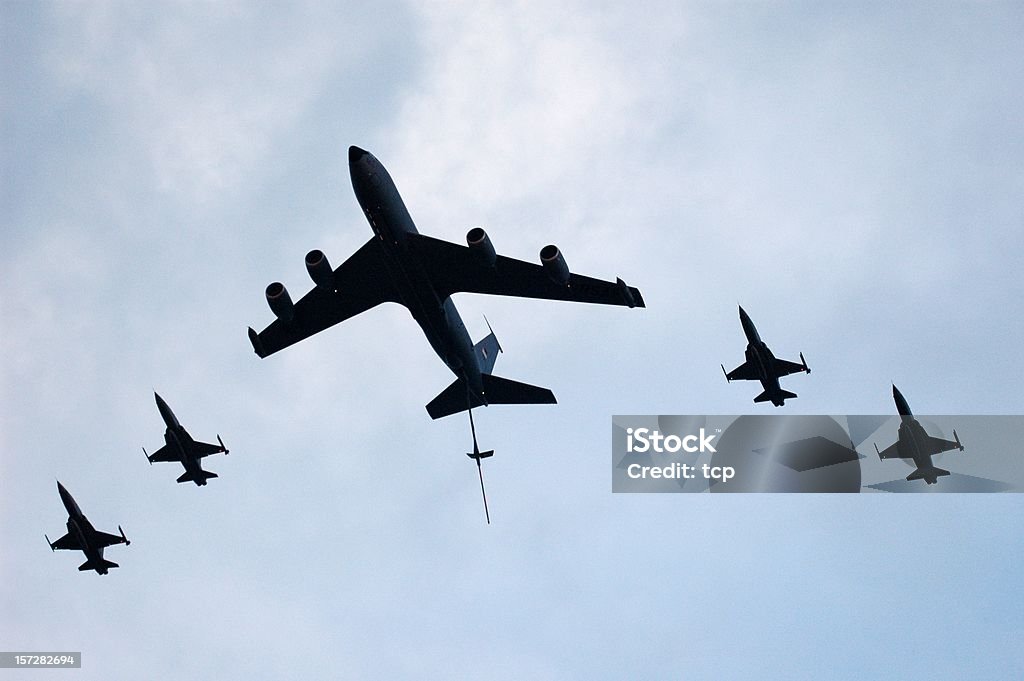 Vue aérienne du pétrolier & fighers jet - Photo de Guerre froide libre de droits