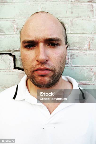 Hombre Enojado Street Foto de stock y más banco de imágenes de Adulto - Adulto, Adulto maduro, Afeitarse