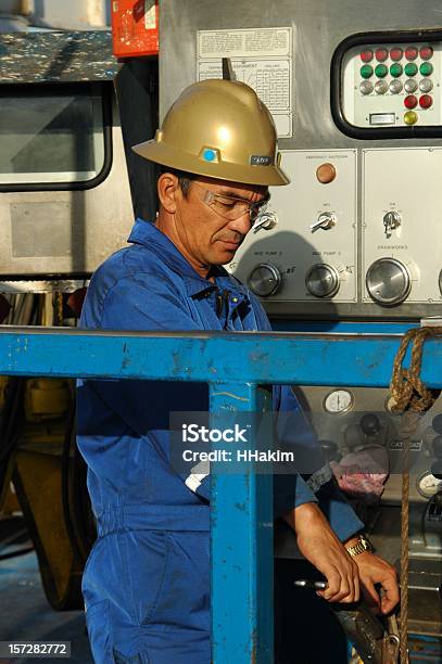 Foto de Driller Em Ação e mais fotos de stock de Campo Petrolífero - Campo Petrolífero, Determinação, Fotografia - Imagem