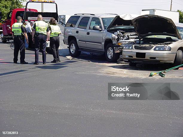交通事故 1 - 自動車のストックフォトや画像を多数ご用意 - 自動車, 牽引, 軽トラック