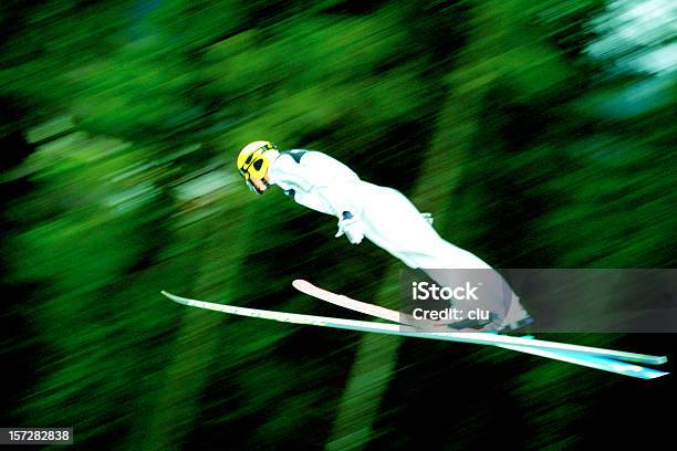 Foto de Esportes Salto De Esqui e mais fotos de stock de Salto de esqui - Salto de esqui, Corrida esportiva, Desfocado - Foco
