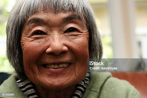 Zachwycony Japoński Kobieta - zdjęcia stockowe i więcej obrazów Aktywni seniorzy - Aktywni seniorzy, Azja, Babka - Dziadek i babcia