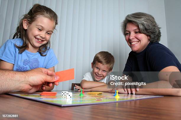 Photo libre de droit de Une Soirée De Jeux En Famille banque d'images et plus d'images libres de droit de Jeu de société - Jeu de société, Nuit, Famille