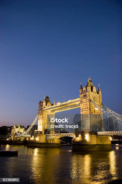 Foto de Tower Bridge Londres e mais fotos de stock de Arquitetura - Arquitetura, Azul, Azul escuro - Azul