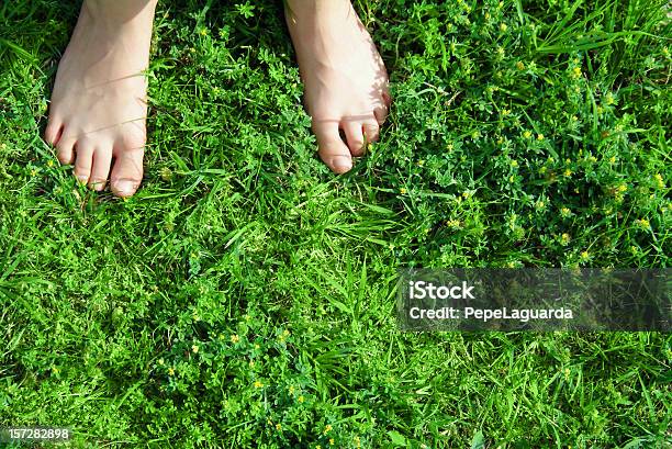 Barefooted На Траве Real Эмоций — стоковые фотографии и другие картинки Трава - Трава, Босиком, Ребёнок
