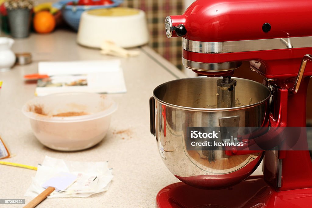 Cocinar con mezclador de color rojo - Foto de stock de Alimento libre de derechos