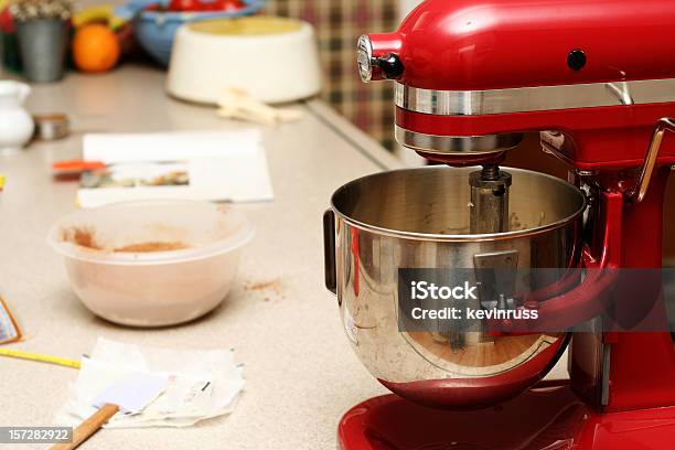 Cuocere Al Forno Con Mixer Rosso - Fotografie stock e altre immagini di Accendere (col fuoco) - Accendere (col fuoco), Alimentazione non salutare, Ambientazione interna