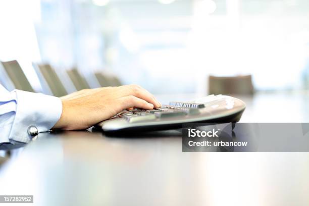 Foto de Computação Sem Fio e mais fotos de stock de Adulto - Adulto, Braço humano, Cadeira