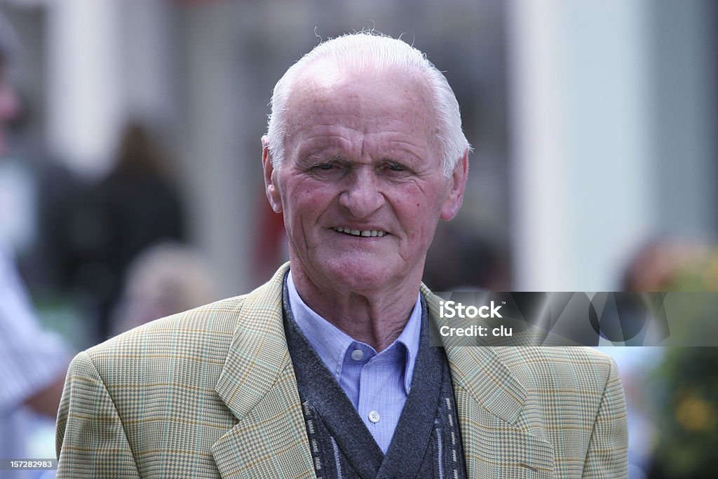 Homme Senior dans la ville - Photo de Bâtiment vu de l'extérieur libre de droits