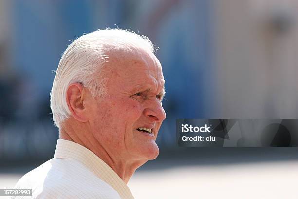 Grand Pa En El Sol Foto de stock y más banco de imágenes de Hombres - Hombres, Luz del sol, Proceso de envejecimiento