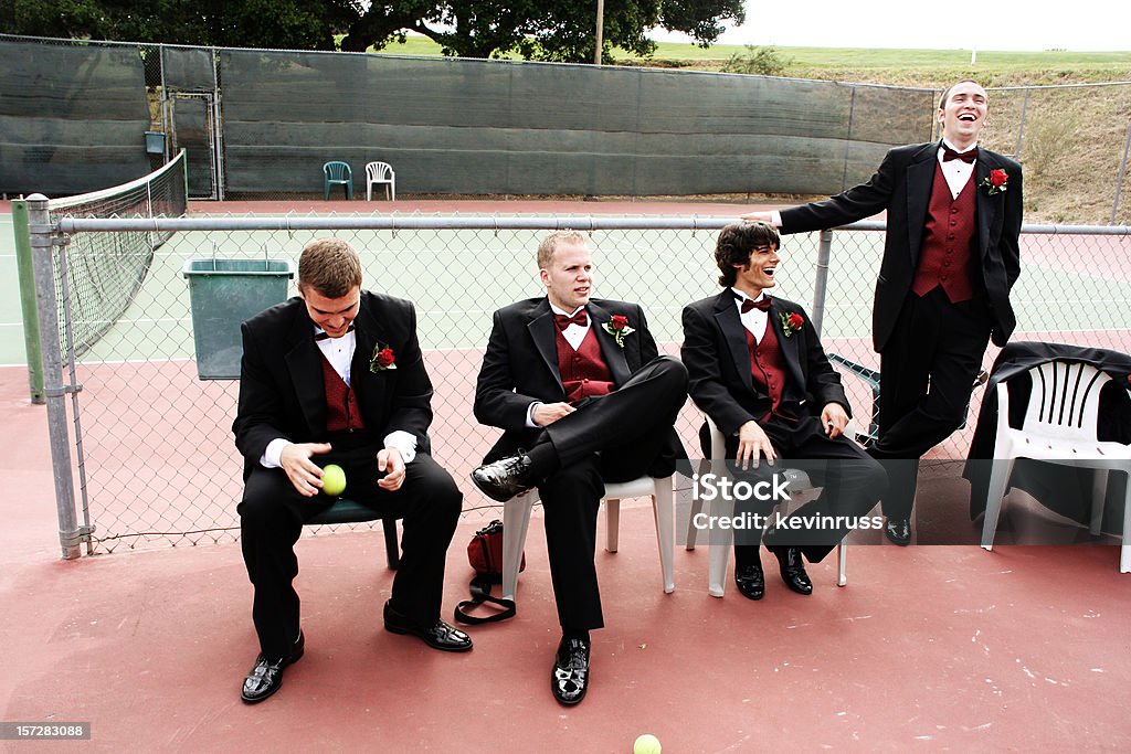 Fiesta de bodas en una cancha de tenis - Foto de stock de Acompañantes del novio libre de derechos