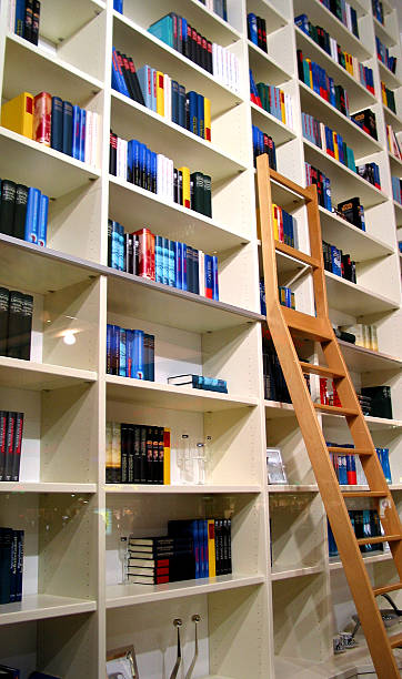 große bibliothek zu hause weiter bis zur decke - book titles shelf library stock-fotos und bilder