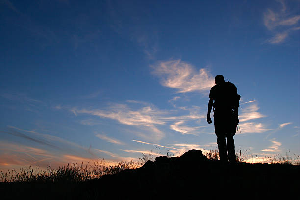 長い way ホーム - walking night men sunset ストックフォトと画像