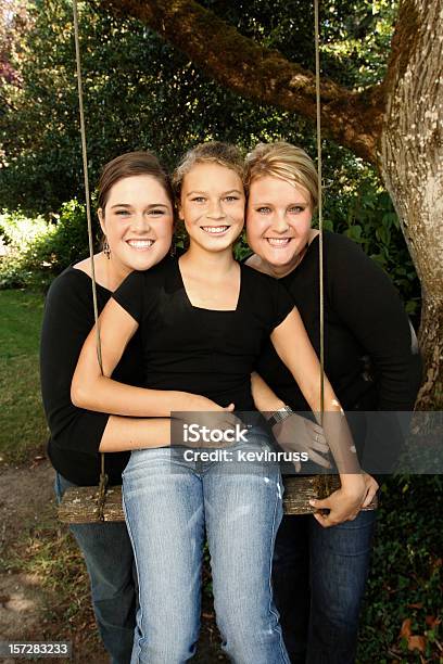 Three Sisters Draußen Auf Eine Seilschaukel Stockfoto und mehr Bilder von Baum - Baum, Blau, Braunes Haar