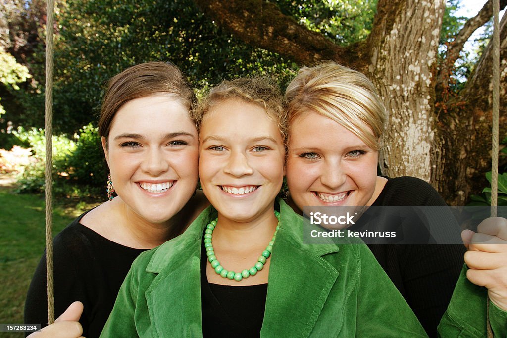 Feliz irmãs em um balanço - Foto de stock de Adulto royalty-free
