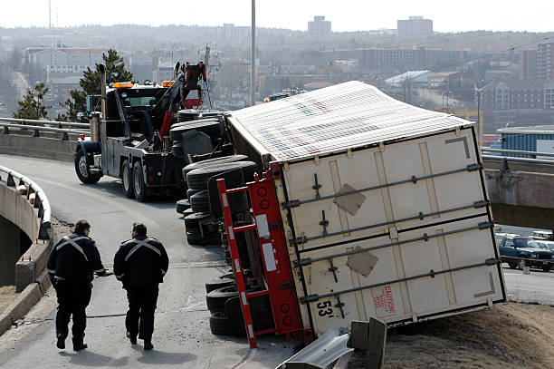 semi accidente - towing tow truck truck semi truck fotografías e imágenes de stock