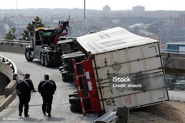 Semi Accidente Foto de stock y más banco de imágenes de Contenedor de carga - Contenedor de carga, Dañado, Camión articulado