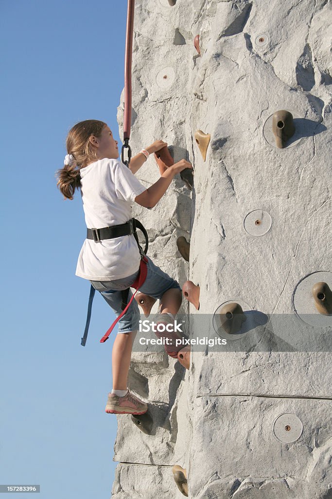 Маленькая девочка, восхождение по стене - Стоковые фото Стена для скалолазания роялти-фри