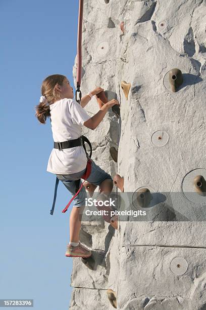 Маленькая Девочка Восхождение По Стене — стоковые фотографии и другие картинки Стена для скалолазания - Стена для скалолазания, Ребёнок, Альпинизм