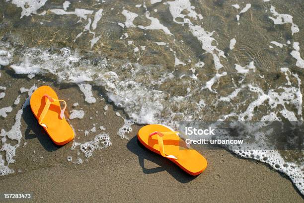 Sandalen Washed Bis Stockfoto und mehr Bilder von Badelatsche - Badelatsche, Sandig, Entspannung