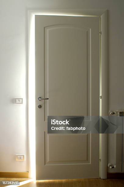 Branco De Abertura De Portas - Fotografias de stock e mais imagens de Fechar - Fechar, Porta, Porta de Entrada
