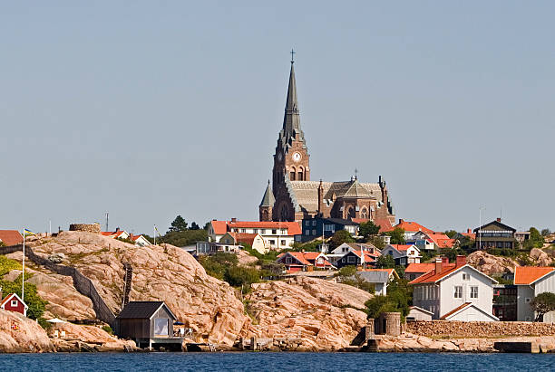 pueblo pesquero en suecia, lysekil - fishing village nordic countries fjord fotografías e imágenes de stock