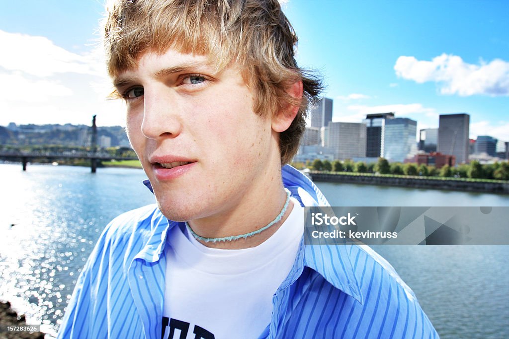 Junger Mann stehend am Fluss - Lizenzfrei Architektur Stock-Foto
