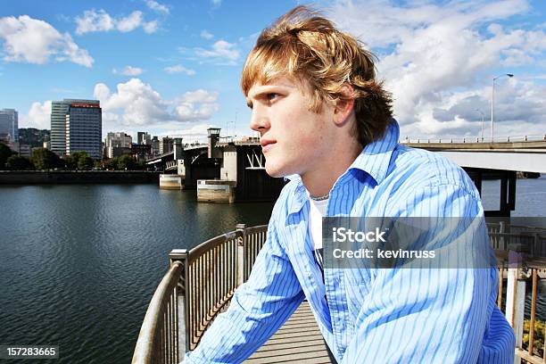 Joven Pensando En El Centro De La Ciudad Foto de stock y más banco de imágenes de Adolescente - Adolescente, Adulto, Adulto joven