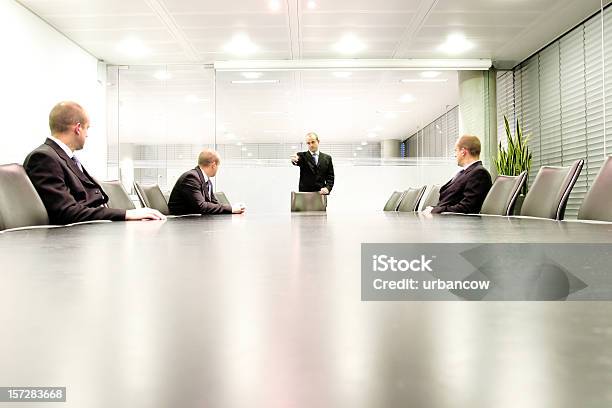 Foto de Sala De Diretoria Conheça 3 e mais fotos de stock de Pessoas - Pessoas, Sala de conferência, Adulto