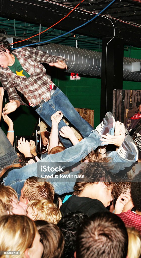 Crowd Surfing in einem Rock Show - Lizenzfrei Menschenmenge Stock-Foto