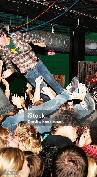 Crowd Surfing In Einem Rock Show Stockfoto und mehr Bilder von Menschenmenge - Menschenmenge, Teenager-Alter, Ausstellung