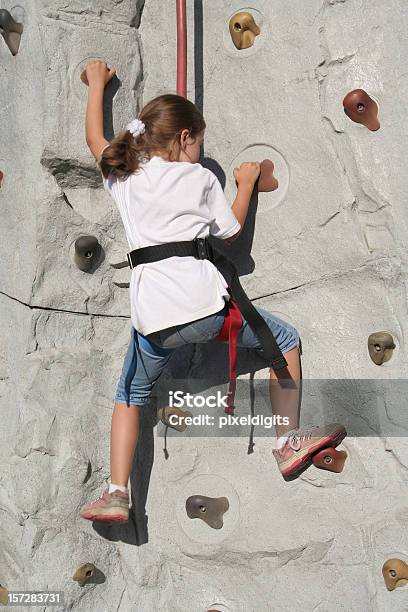 Rapariga Escalar Uma Parede - Fotografias de stock e mais imagens de Criança - Criança, Desporto, Escolha