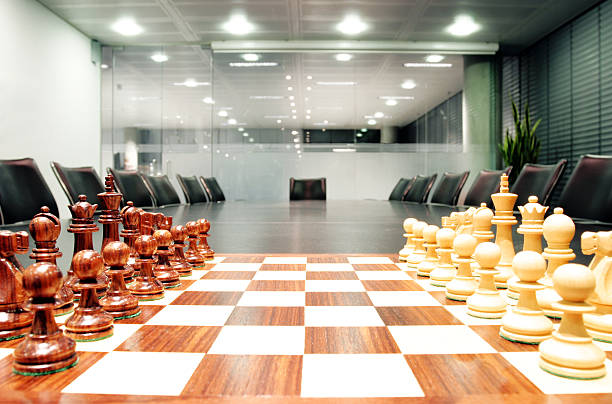 корпоративная стратегия 2 - chess strategy business board room стоковые фото и изображения