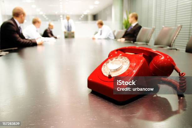 Sala De Juntas Para Reuniones Foto de stock y más banco de imágenes de Adulto - Adulto, Bien vestido, Chaqueta