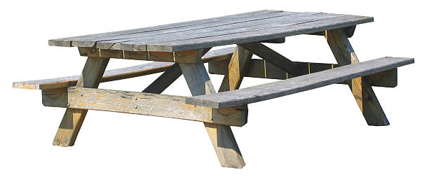 風化したピクニックテーブル-絶縁 - ピクニックテーブル ストックフォトと画像