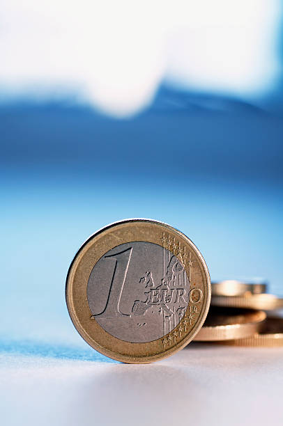 euro. moneda europea con fondo - french silver coin fotografías e imágenes de stock
