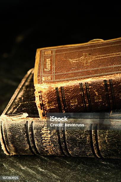 Foto de Vintage Bíblias e mais fotos de stock de Acabado - Acabado, Antiguidade, Bíblia