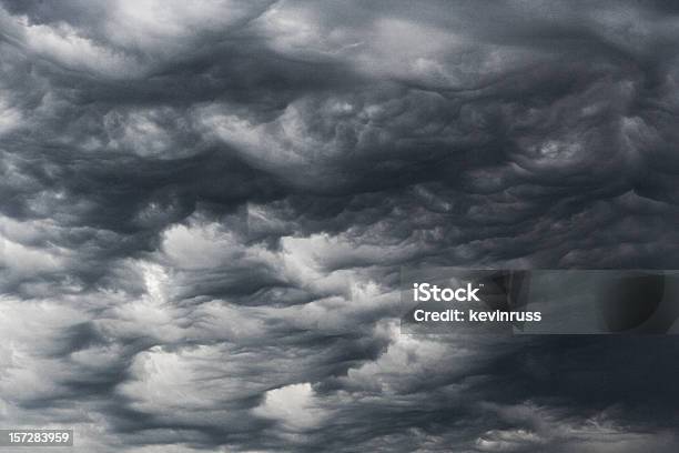 Dunkle Wolken Stockfoto und mehr Bilder von Rollen - Rollen, Sturmbewölkung, Grau