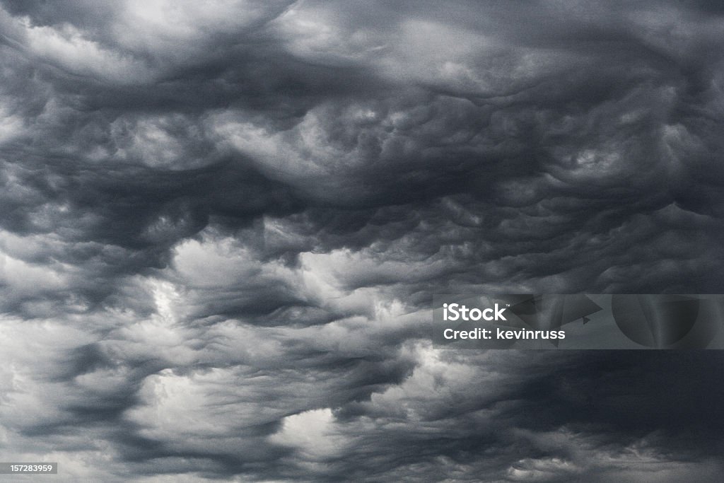 Scure nubi di tempesta - Foto stock royalty-free di Rotolare